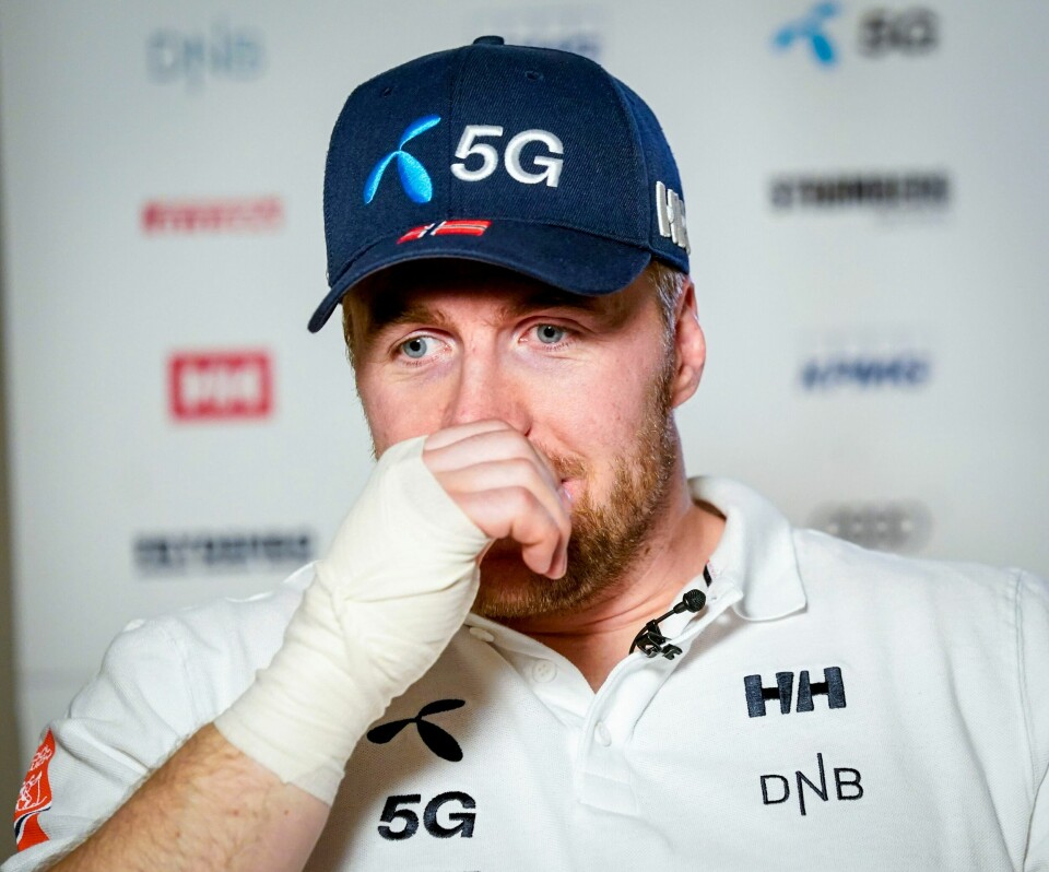 Aleksander Aamodt Kilde tar et nytt oppgjør med ledelsen i Norges Skiforbund. Aleksander Aamodt Kilde avbildet med en bandasjert hånd på et pressetreff i Kitzbühel nylig. Fartskongen vet ikke om han fullfører tirsdagens superkombinasjon i alpin-VM. Foto: Lise Åserud / NTB