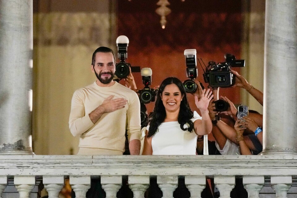 El Salvadors president Nayib Bukele og hans kone Gabriela Rodriguez vinker til sine tilhengere fra balkongen på presidentpalasset i El Salvadors hovedstad San Salvador. El Salvadors president Nayib Bukele og hans kone Gabriela Rodriguez vinker til sine tilhengere fra balkongen på presidentpalasset i El Salvadors hovedstad San Salvador. Foto: Moises Castillo / AP / NTB