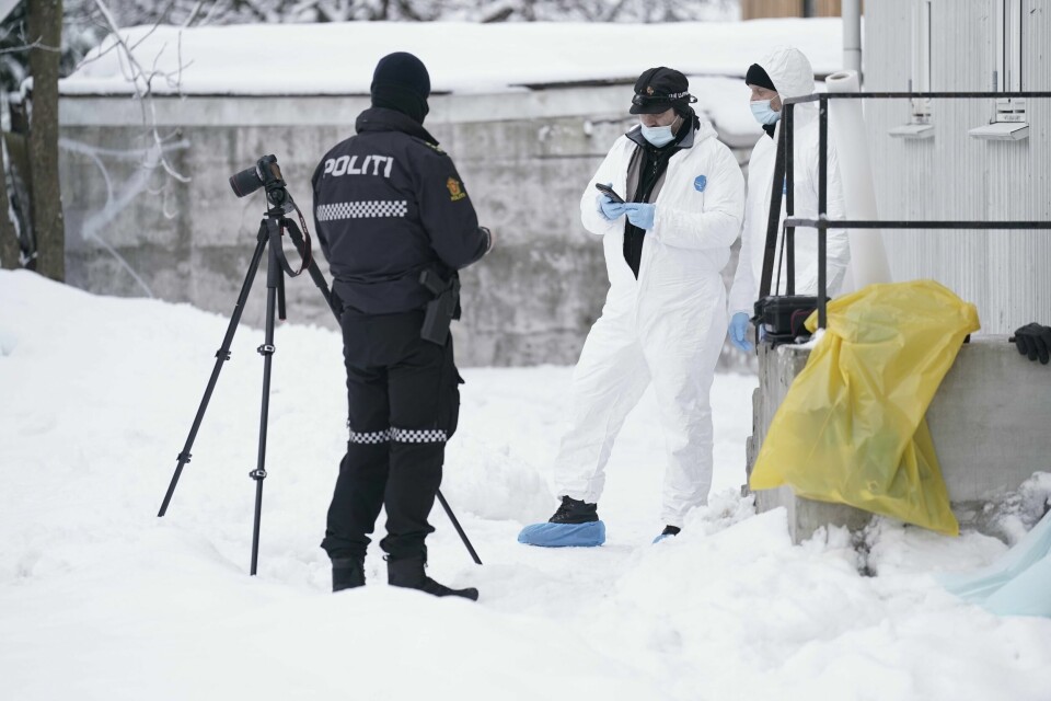 Det var klokken 7.21 onsdag at politiet fikk melding om en skadd mann på en adresse i Drammen. Mannens liv sto ikke til å redde. Politiet jobber på stedet der en mann i 60-årene ble funnet død i Drammen onsdag morgen. Foto: Fredrik Varfjell / NTB