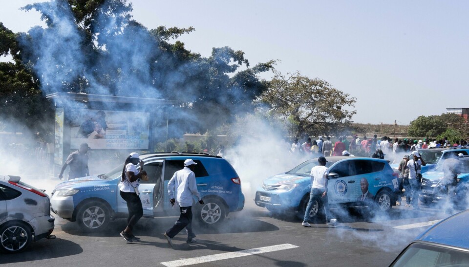 Opprørspoliti i Senegal avfyrer tåregass mot demonstranter som reagerer sterkt på at valget i landet er utsatt. Beslutningen om å utsette valget i Senegal har skapt uro i landet. Foto: Stefan Kleinowitz / AP / NTB