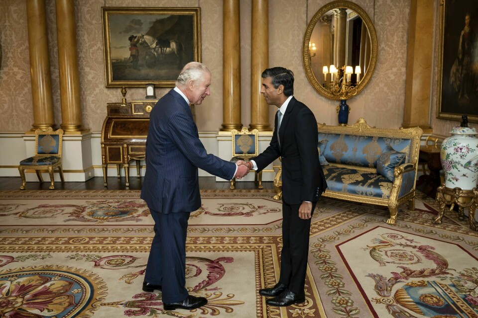 Kong Charles (t.v.) og Rishi Sunak i Buckingham Palace da sistnevnte ble statsminister i oktober 2022. Kong Charles (t.v.) og Rishi Sunak i Buckingham Palace da sistnevnte ble statsminister i oktober 2022. Foto: Aaron Chown / AP / NTB