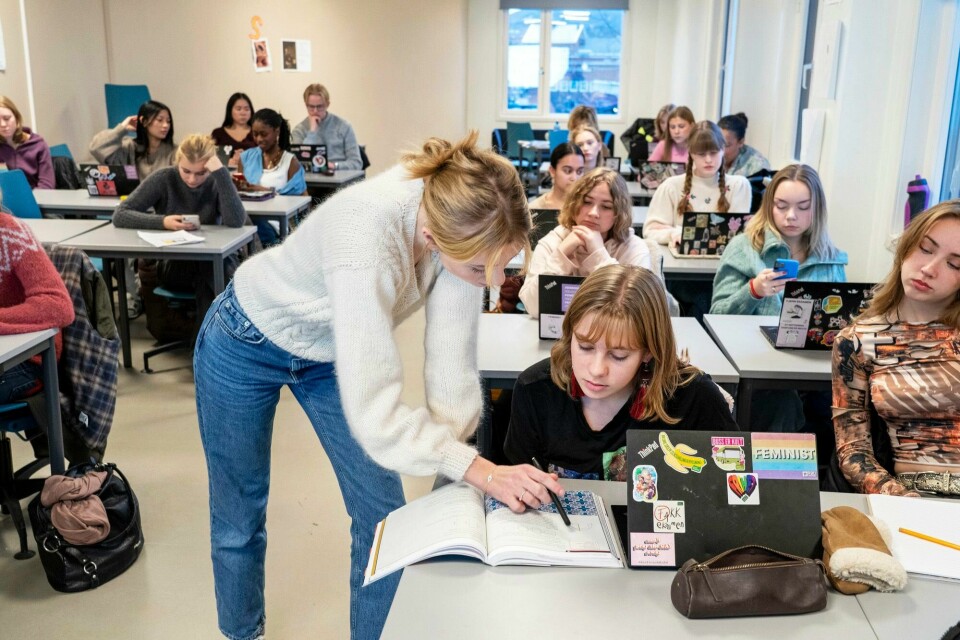 Kvalitetssikrete lærebøker i alle fag bør korrigere det som inntil nå har vært en ukritisk digitalisering i skolen. Skjermer, PC-er, Ipader og mobiler slipper digitale distraksjoner inn i klasserommet og skyver oppmerksomheten vekk fra læring. Det gjør ikke lærebøker, mener Jan Jørgen Skartveit. Skole og undervisning