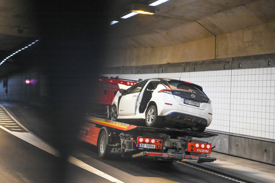 En ung kvinne omkom og flere ble til dels alvorlig skadd da denne bilen kolliderte med en semitrailer i Operatunnelen i november 2022. Nå er sjåføren av personbilen dømt. En personbil kjørte i feil kjøreretning og kolliderte med et vogntog i Operatunnelen i Oslo tidlig lørdag morgen. En person omkom og fem personer er innlagt på Ullevål sykehus.Foto: Annika Byrde / NTB