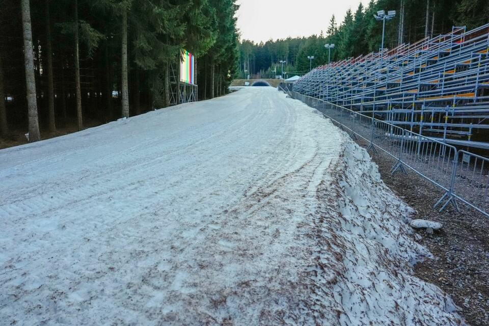 Snømangel og uvær har delvis ødelagt skiløypene i tsjekkiske Nove Mesto to dager før VM i skiskyting starter. Løypene er isete og fulle av granbar. Snømangel og uvær har delvis ødelagt skiløypene i tsjekkiske Nove Mesto to dager før VM i skiskyting starter. Løypene er isete og fulle av granbar. Foto: Heiko Junge / NTB
