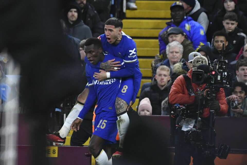 Chelseas Nicolas Jackson feirer med lagkompis Enzo Fernández etter 2-0-scoringen mot Aston Villa. Chelseas Nicolas Jackson feirer med lagkompis Enzo Fernández etter 2-0-scoringen mot Aston Villa. Foto: Rui Vieira / AP / NTB.