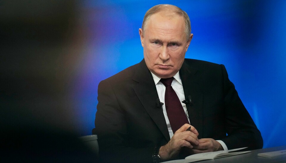 Etter at Russland gikk til fullskala krig på Ukraina, har president Vladimir Putin strammet grepet om opposisjonelle i landet. Russlands president Vladimir Putin har blitt intervjuet av den tidligere Fox-journalisten Tucker Carlsen. Intervjuet publiseres ved midnatt torsdag kveld norsk tid. Foto: Alexander Zemlianisjenko / AP / NTB