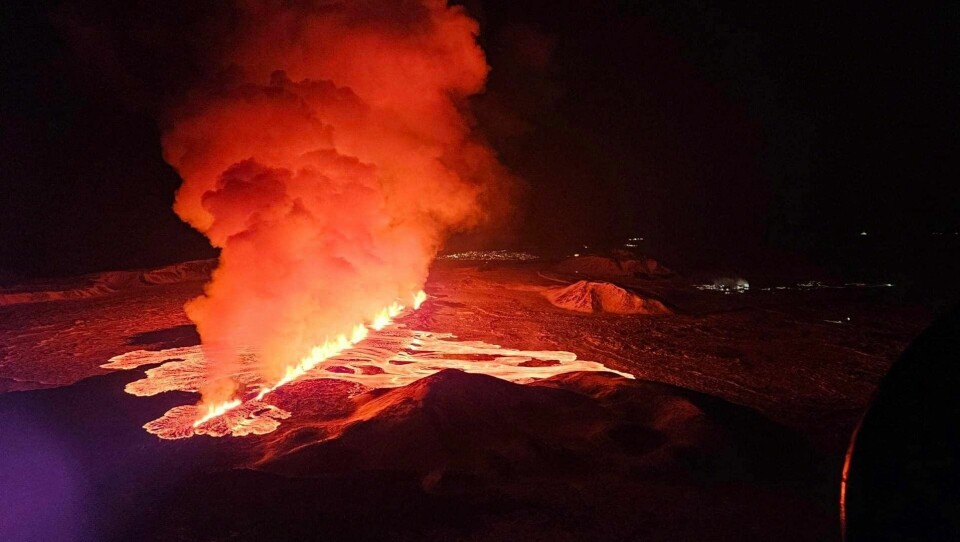 Nok en gang har naturkreftene kommet til syne på Island. A volcano spews lava and smoke as it erupts on Reykjanes Peninsula, Iceland, February 8, 2024. Iceland Civil Protection/Handout via REUTERS THIS IMAGE HAS BEEN SUPPLIED BY A THIRD PARTY. MANDATORY CREDIT. NO RESALES. NO ARCHIVES.
