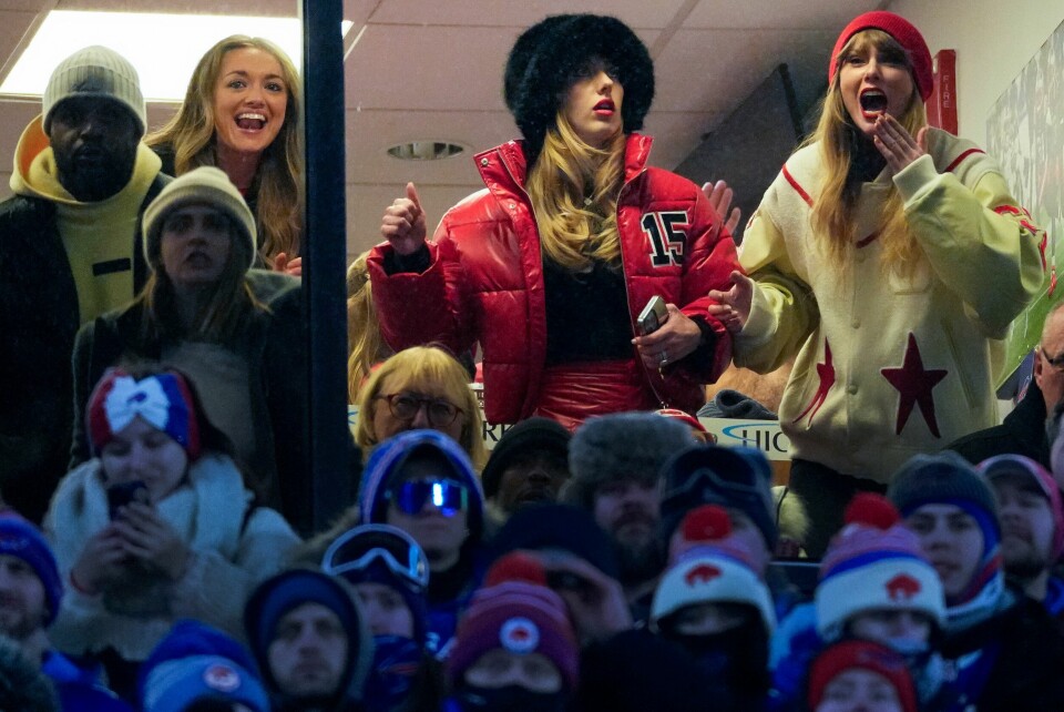 Taylor Swift (t.h.) har ofte vært å se i Travis Kelces VIP-boks på Kansas City Chiefs' stadion denne sesongen. Taylor Swift (t.h.) har ofte vært å se i Travis Kelces VIP-boks på Kansas City Chiefs' stadion denne sesongen. Frank Franklin II / AP / NTB