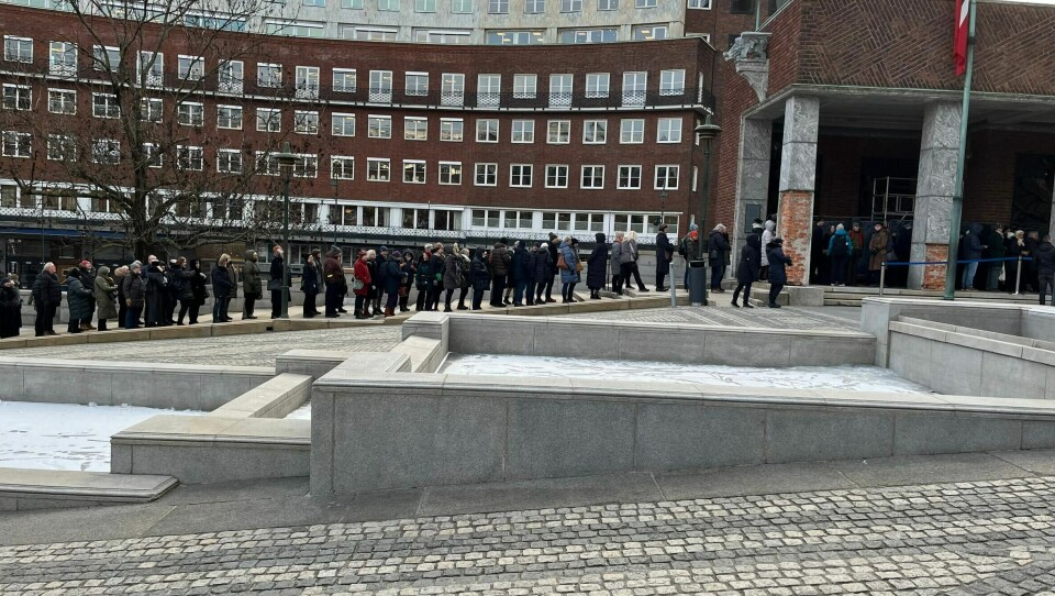 Det var mange fremmøtte ved Oslo Rådhus fredag. Folk i kø utenfor Oslo Rådhus.