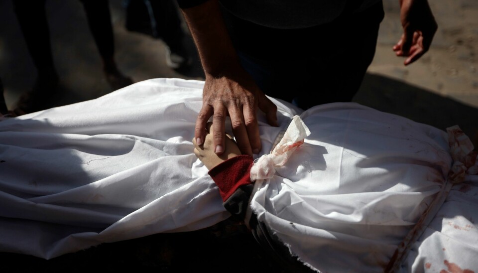 Tusenvis av barn er drept og mange flere såret i Gaza-krigen. Her sørger en palestiner ved Nasser-sykehuset i Khan Younis ved liket av et barn som ble drept i israelske angrep 22. januar. Tusenvis av barn er drept og mange flere såret i Gaza-krigen. Her sørger en palestiner ved Nasser-sykehuset i Khan Younis ved liket av et barn som ble drept i israelske angrep 22. januar. Foto: Mohammed Dahman / AP / NTB