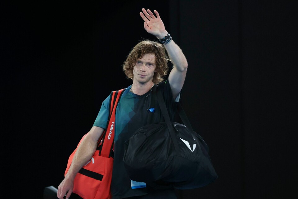 Andrej Rublev vinker til publikum etter tapet i kvartfinalen i Australian Open for den senere vinneren Jannik Sinner. Andrej Rublev vinker til publikum etter tapet i kvartfinalen i Australian Open for den senere vinneren Jannik Sinner.
