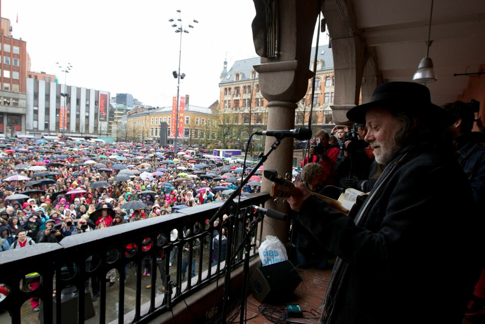 40 000 mennesker samlet seg på Youngstorget for å synge Barn av regnbuen på samme dag som rettssaken mot Anders Behring Breivik startet i april 2012. Lillebjørn Nilsen foran et stort publikum på Youngstorget.