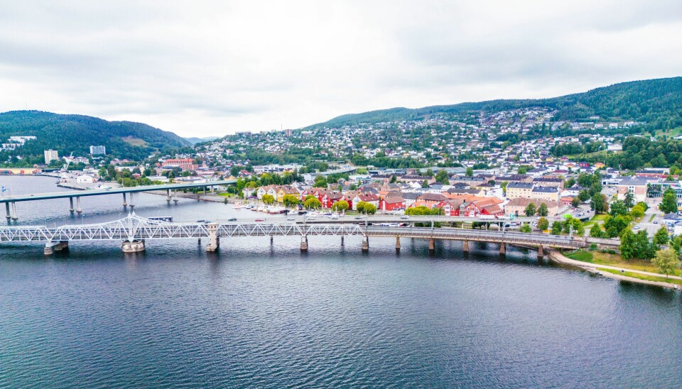 Statsforvalteren i Oslo og Viken slo i starten av april fast at vedtaket i Drammen om å kun bosette ukrainske flyktninger, er i strid med diskrimineringsforbudet i grunnloven. Nå har kommunen fattet et nytt vedtak. Drammen by er anmeldt for et omstridt flyktningvedtak som regjeringspartiene mener strider med loven. Foto: Lise Åserud / NTB