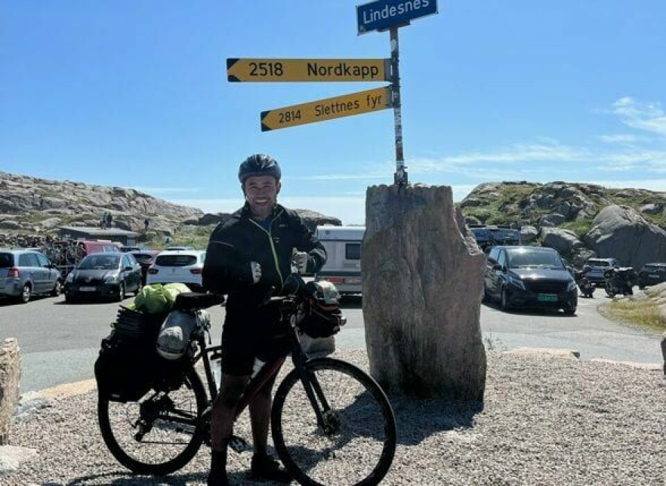 Hadi Akhlaghi har tidligere syklet Norge på langs. Dette bildet ble tatt da han ankom Lindesnes fra Nordkapp i 2022. Hadi Akhlaghi skal sykle Europa på langs og tvers