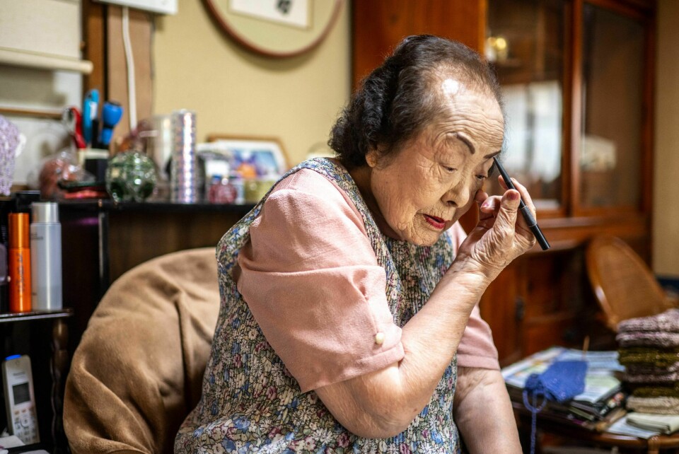 Dette bildet, som ble tatt 30. august 2023, viser den 100 år gamle skjønnhetsrådgiveren Tomoko Horino i ferd med å sminke seg hjemme før hun drar til kontoret i Fukushima. Horinos naboer sladret da hun begynte å jobbe i det patriarkalske 1960-tallsjapanet, men nå, i en alder av 100 år, ler verdens eldste skjønnhetsrådgiver til det siste. Dette bildet, som ble tatt 30. august 2023, viser den 100 år gamle skjønnhetsrådgiveren Tomoko Horino i ferd med å sminke seg hjemme før hun drar til kontoret i Fukushima. Horinos naboer sladret da hun begynte å jobbe i det patriarkalske 1960-tallsjapanet, men nå, i en alder av 100 år, ler verdens eldste skjønnhetsrådgiver til det siste.