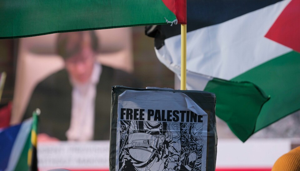 Den internasjonale domstolen (ICJ) vil ikke gripe inn for å hindre at Israel bryter flere palestinske rettigheter. Propalestinske aktivister utenfor FN-domstolen i Haag under fredagens avgjørelse. Foto: Patrick Post / AP / NTB