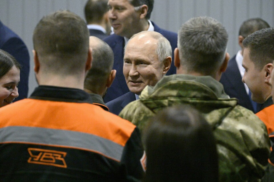 Russerne må få flere barn, var president Vladimir Putins klare budskap til arbeiderne på en stridsvognfabrikk i Ural-regionen torsdag. Russerne må få flere barn, var president Vladimir Putins klare budskap til arbeiderne på en stridsvognfabrikk i Ural-regionen torsdag. Foto: Sputnik / AP / NTB