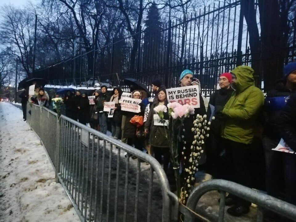 'Mitt Russland sitter fengslet' står det på plakater som ble båret av desmonstranter utenfor den russiske ambassaden frdag kveld. 'Mitt Russland sitter fengslet' står det på plakater som ble båret av desmonstranter utenfor den russiske ambassaden frdag kveld.
