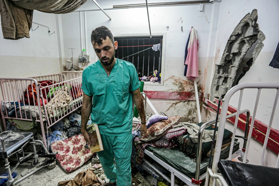 En mann inspiserer skadene etter et israelsk bombeangrep på Nasser-sykehuset i Khan Younis i desember. En mann inspiserer skadene etter et israelsk bombeangrep på Nasser-sykehuset i Khan Younis i desember.