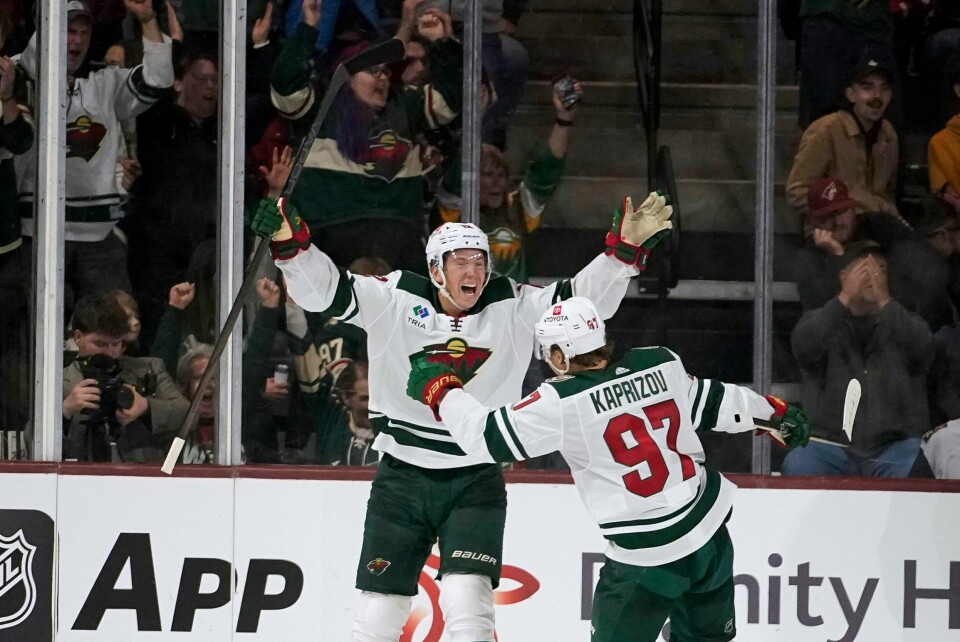 Matt Boldy (nummer 12) og Kirill Kaprizov (97) kunne juble for nok en seier i NHL tirsdag. Matt Boldy (nummer 12) og Kirill Kaprizov (97) kunne juble for nok en seier i NHL tirsdag. Foto: Darryl Webb / AP Photo / NTB