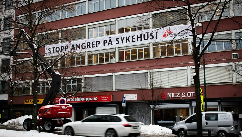 Budskapet er klart fra Leger Uten Grensers kontorer i Hausmannsgate i Oslo. 'Stopp angrep på sykehus'-banner