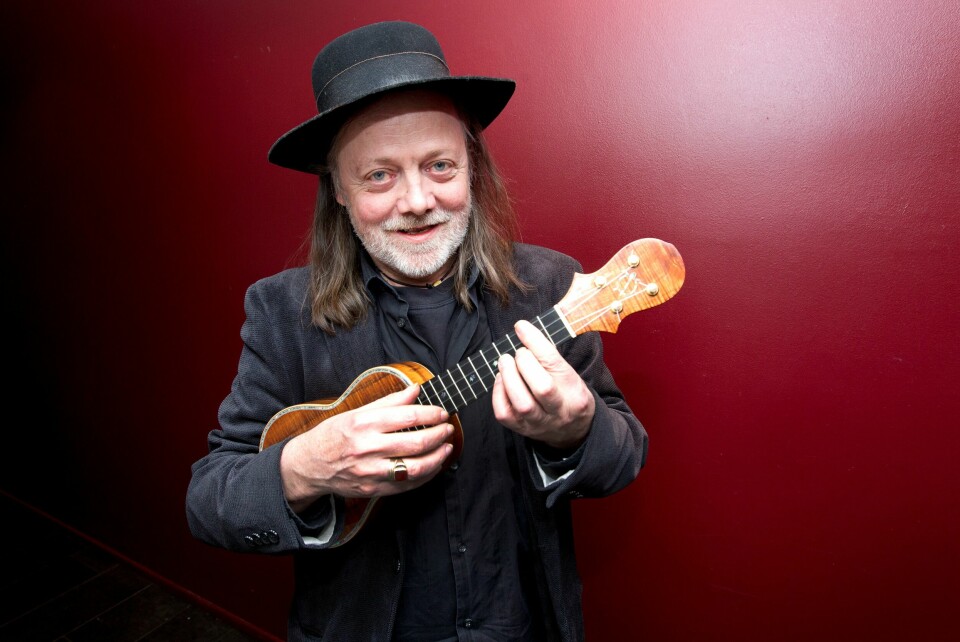 Lillebjørn Nilsen ble 73 år gammel. Lillebjørn Nilsen med en ukulele.