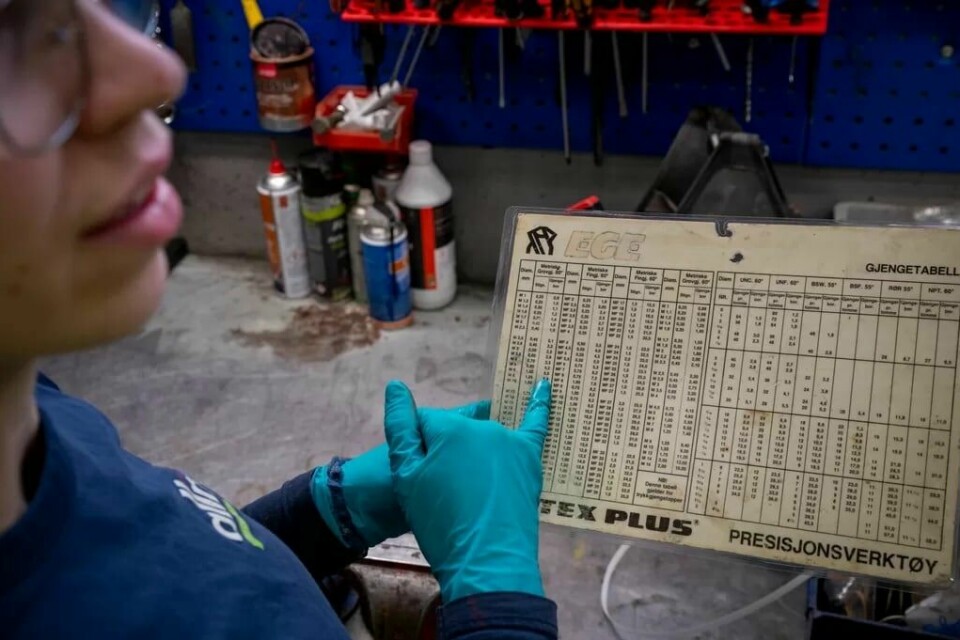 Som voksenlærling uten noe forkunnskap er det mye å lære seg. Da kan det være greit med ordlister, oversikter og tabeller som hjelpeverktøy, som denne gjengetabellen. Som voksenlærling uten noe forkunnskap er det mye å lære seg. Da kan det være greit med ordlister, oversikter og tabeller som hjelpeverktøy, som denne gjengetabellen.Foto: Petter Pettersen/Magasinet Industri Energi