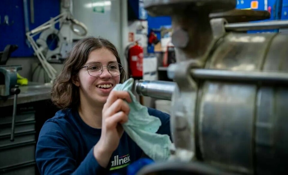 En del av vedlikeholdsoppgavene hun har ved industribedriften er å overhale pumper som brukes i produksjonen. Da må de renses godt. En del av vedlikeholdsoppgavene hun har ved industribedriften er å overhale pumper som brukes i produksjonen. Da må de renses godt.Foto: Petter Pettersen/Magasinet Industri Energi