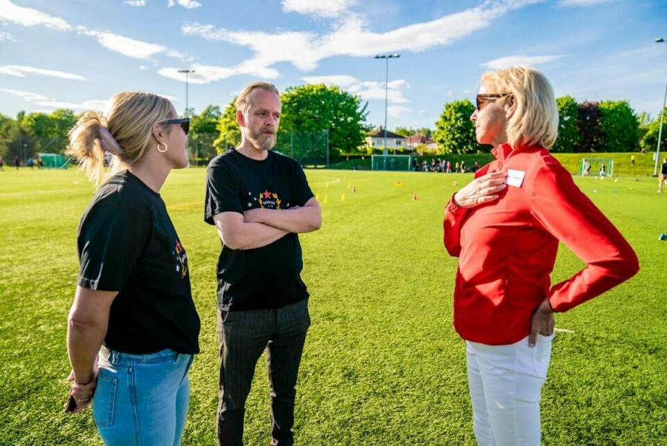 Berit Kjøll, president i Norges Idrettsforbund, sammen med Maren Synnevåg og Tommy Øyen under besøket til Sagene Idrettsforening på Voldsløkka.
