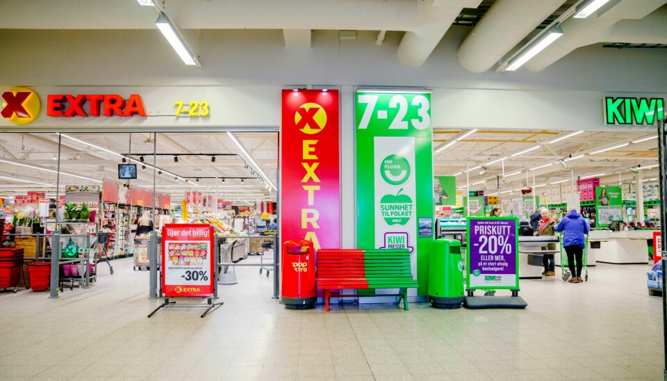 Norge har et høyt antall dagligvarebutikker. På Sætre nærsenter i Asker, har konkurrentene Coop Extra og Kiwi butikker vegg-i-vegg. Norge har et høyt antall dagligvarebutikker. På Sætre nærsenter i Asker, har konkurrentene Coop Extra og Kiwi butikker vegg-i-vegg. Foto: Stian Lysberg Solum / NTB