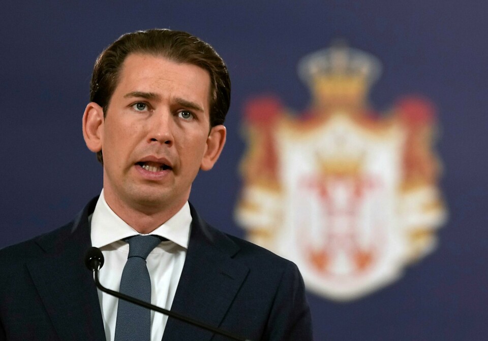Kurz har vært under kraftig press etter at politiet onsdag slo til mot statsministerens kontor og kontorene til hans konservative parti ÖVP. Østerrikes statsminister Sebastian Kurz mener Afghanistans naboland må ta hånd om afghanske flyktninger og ikke Europa. Foto: AP / NTB