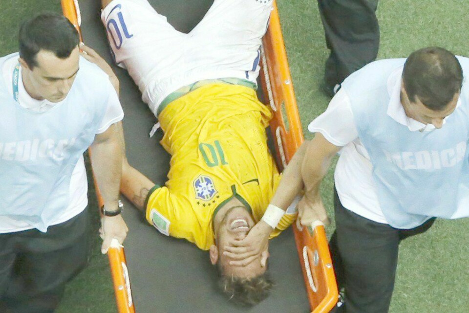 Neymar bæres av banen i slutten av kampen mot Colombia. Det ble hans siste VM-kamp i 2014. FOTO: FABRIZIO BENCH/NTB SCANPIX