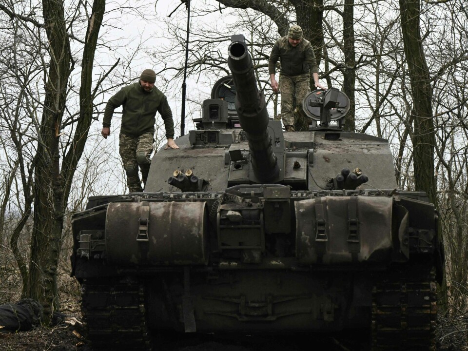 Russlands fullskala invasjon av Ukraina, her representert ved ukrainske soldater, har vart i godt over 700 dager. Ukrainian servicemen of the 82nd Separate Air Assault Brigade prepare for combat Challenger 2 tank in an undisclosed location near frontline in Zaporizhzhia region, on February 12, 2024, amid the Russian invasion of Ukraine. (Photo by Genya SAVILOV / AFP)