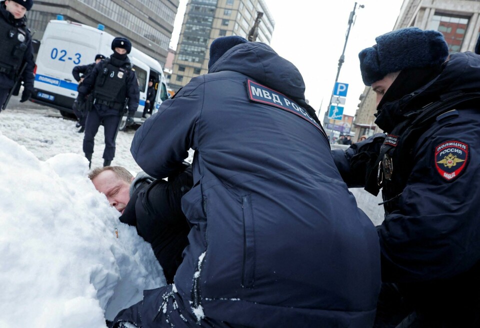 Politiet pågriper en mann mens en del mennesker har samlet seg for å minnes den avdøde opposisjonslederen Aleksej Navalny i Moskva lørdag. Police officers detain a man during a gathering in memory of Russian opposition leader Alexei Navalny near the Wall of Grief monument to the victims of political repressions in Moscow, Russia February 17, 2024. REUTERS/Stringer TPX IMAGES OF THE DAY