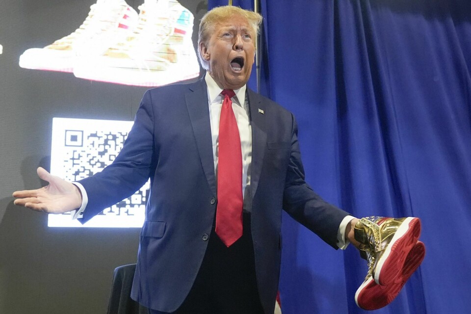 Donald Trump holder høyt tempo i valgkampen og har hatt flere møter siden fredag, da Aleksej Navalnyj døde. Men han har ikke brukt noen anledning til å kommentere dødsfallet, til tross for flere spørsmål om det. Her fra lanseringen av en skokolleksjon lørdag. Donald Trump holder høyt tempo i valgkampen og har hatt flere møter siden fredag, da Aleksej Navalnyj døde. Men han har ikke brukt noen anledning til å kommentere dødsfallet, til tross for flere spørsmål om det. Her fra lanseringen av en skokolleksjon lørdag. Foto: Manuel Balce Ceneta / AP / NTB