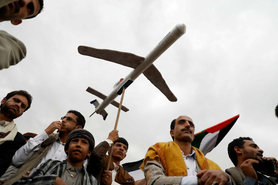 Jemenitter protesterer etter USAs angrep på houthi-kontrollerte områder i Jemen. Jemenitter protesterer etter USAs angrep på houthi-kontrollerte områder i Jemen.