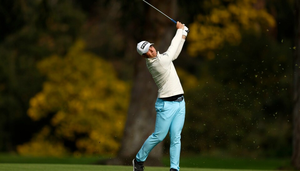 Viktor Hovland vil jobbe med kvaliteten på eget spill og hopper over neste turnering på PGA-touren. Viktor Hovland, her på hull nummer 13 i Los Angeles, gikk opp åtte plasser sammenlagt på PGA-turneringen etter fredagens andre runde. Nordmannen endte på delt 20. plass. Foto: Ryan Kang / AP / NTB.