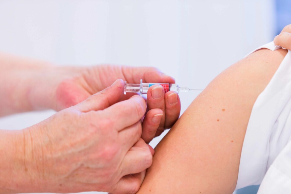 Vi trenger et vaksinasjonsprogram for voksne, skriver Dagsavisen på lederplass. No kan personar over 65 år og grupper med immunsvikt eller liknande få betennelsesvaksine gratis frå FHI. Årsak: FHI bestilte for mange vaksinar ved starten av pandemien, og vaksinane har kort haldbarheit. Illustrasjonsfoto: Cornelius Poppe / NTB / NPK