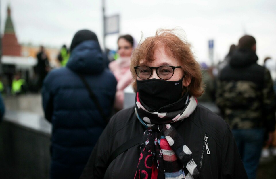 Ljudmila Navalnaja deltok under en demonstrasjon for sønnen i 2021. Arkivfoto. Lyudmila Navalnyja, Aleksej Navalnyjs mor, er på vei til fengselet der han døde. Foto: Evgeny Feldman / Meduza / AP / NTB