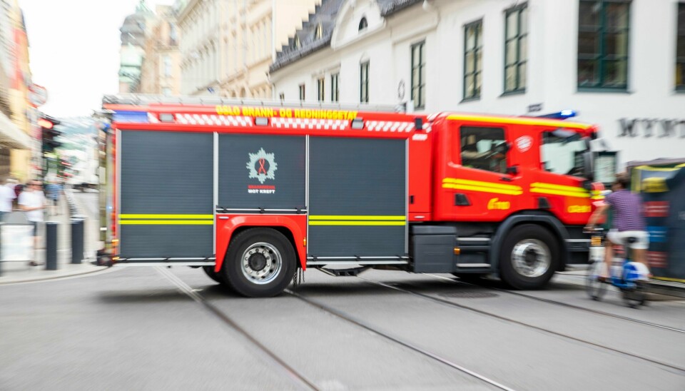 Greåkerveien er stengt i begge retninger på grunn av brannen. Greåkerveien er stengt i begge retninger på grunn av brannen.
