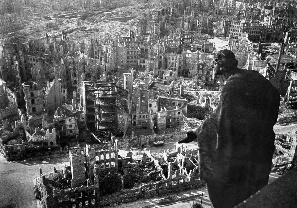 Slik så Dresden ut etter de alliertes bombing i 1945. Verken USA eller England ble dømt i internasjonale domstoler, men den moralske dommen blir ikke de allierte frikjent for, skriver Helge Simonnes. De allierte vant krigen, men angrepet på Dresden fremstår fortsatt som en uberettiget handling. Verken USA eller England ble dømt i internasjonale domstoler, men den moralske dommen blir ikke de allierte frikjent for, skriver Helge Simonnes.