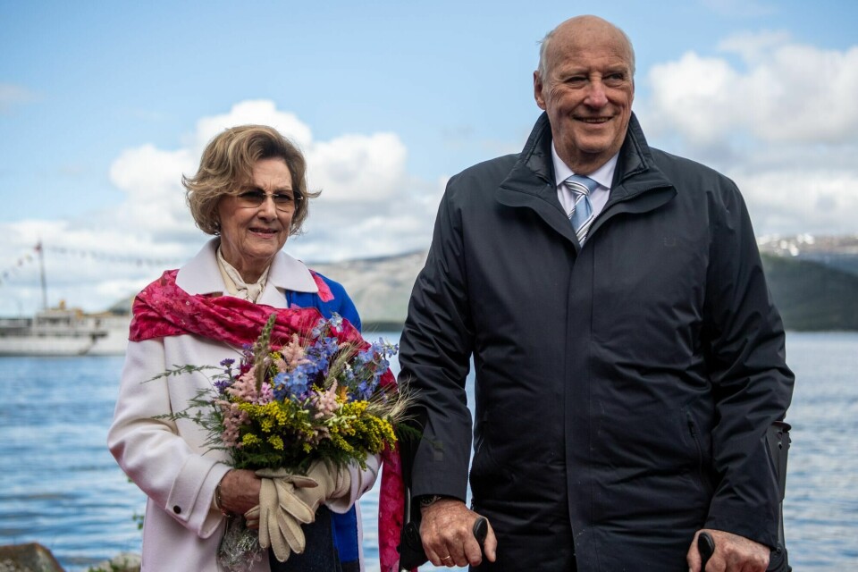 Under fylkesturen til Nordland i fjor sommer fikk Kong Harald og dronning Sonja huket av enda flere kommuner i jakten på å besøke alle. Under fylkesturen til Nordland i fjor sommer fikk Kong Harald og dronning Sonja huket av enda flere kommuner i jakten på å besøke alle.