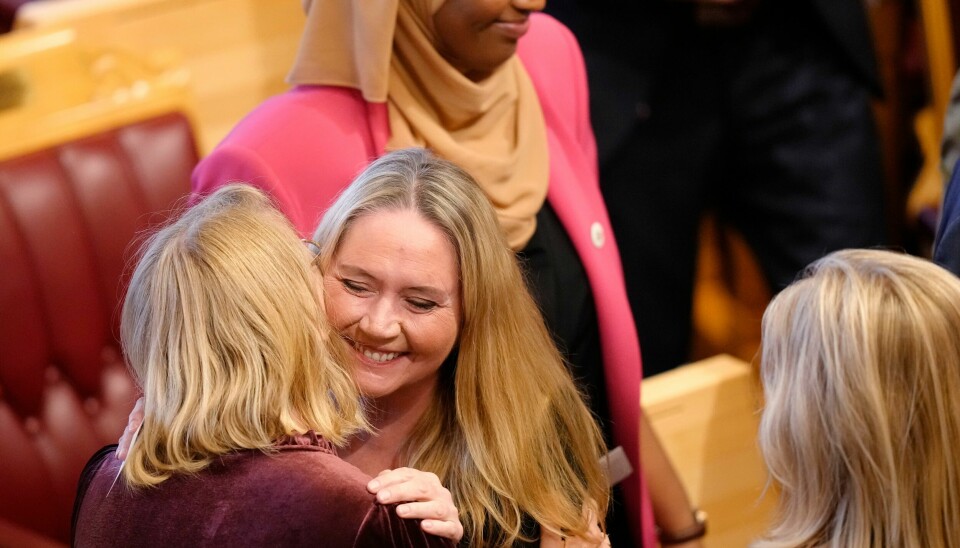 Arbeiderpartiets Eva Kristin Hansen ble lørdag valgt til ny stortingspresident. Her blir hun gratulert av partifelle Anniken Huitfeldt etter valget. Eva Kristin Hansen fra Arbeiderpartiet er valgt til ny stortingspresident. Her blir hun gratulert av partifelle Anniken Huitfeldt. Foto: Fredrik Hagen / NTB