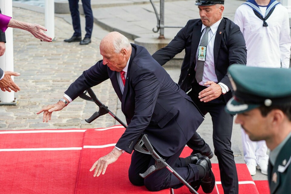 Kong Harald startet det offisielle besøket i Danmark i juni i fjor med å gå i bakken på den røde løperen, men tok det med godt humør. Kong Harald startet det offisielle besøket i Danmark i juni i fjor med å gå i bakken på den røde løperen, men tok det med godt humør.