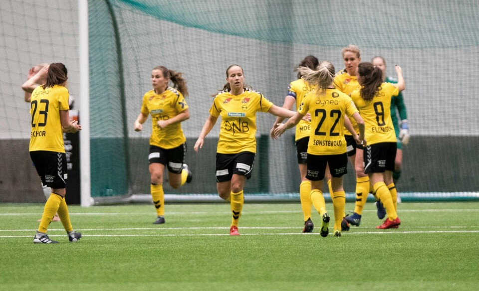 LSK-kvinnene og Guro Reiten (i midten) hamret inn fem mål før pause.