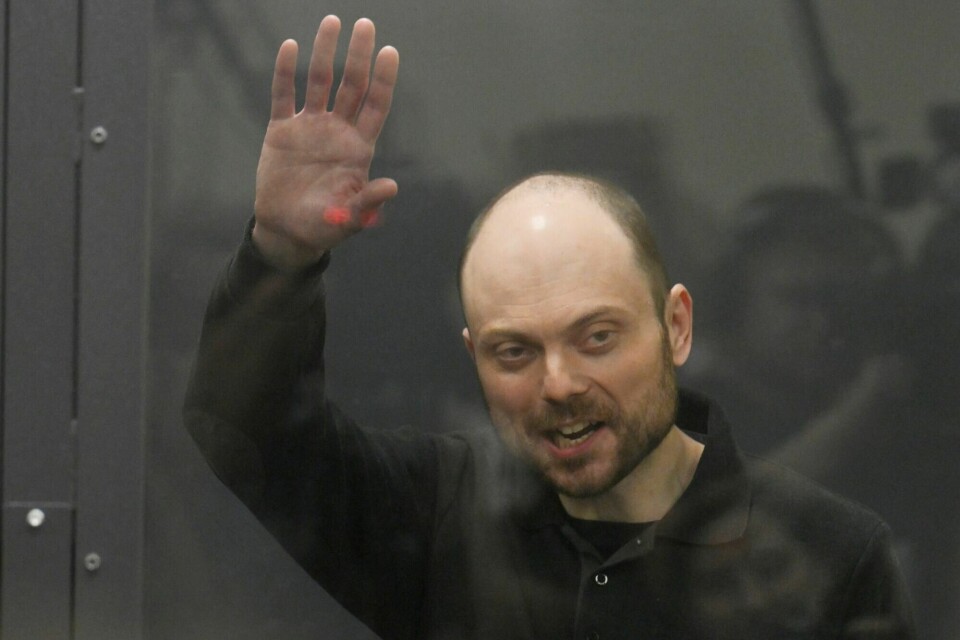 Den russisk-britiske journalisten Vladimir Kara-Murza ble i fjor dømt til 25 års fengsel for forræderi og for å ha spredt «falsk informasjon» om Russlands væpnede styrker ved å snakke negativt om Russlands handlinger i Ukraina. Den russisk-britiske journalisten Vladimir Kara-Murza ble i fjor dømt til 25 års fengsel for forræderi og for å ha spredt «falsk informasjon» om Russlands væpnede styrker ved å snakke negativt om Russlands handlinger i Ukraina.