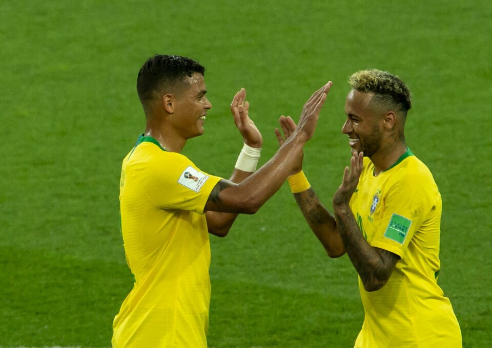 Romario mener at de brasilianske landslaget må bygges opp rundt Neymar (t.h.) Romario mener at de brasilianske landslaget må bygges opp rundt Neymar. Foto: Svein Ove Ekornesvåg / NTB