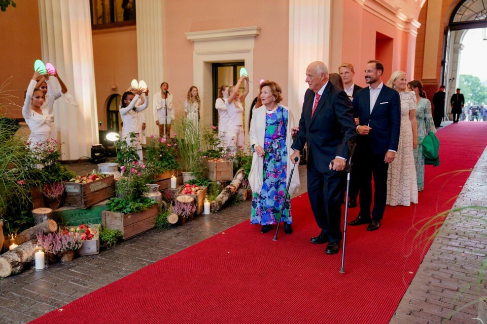 Dronning Sonja, kong Harald, prins Sverre Magnus, kronprins Haakon og kronprinsesse Mette-Marit på bakgårdsfesten til kronprinsparet på slottet for å markere at kronprins Haakon og kronprinsesse Mette-Marit fylte 50 år i løpet av sommeren. Dronning Sonja, kong Harald, prins Sverre Magnus, kronprins Haakon og kronprinsesse Mette-Marit på bakgårdsfesten til kronprinsparet på slottet for å markere at kronprins Haakon og kronprinsesse Mette-Marit fylte 50 år i løpet av sommeren.