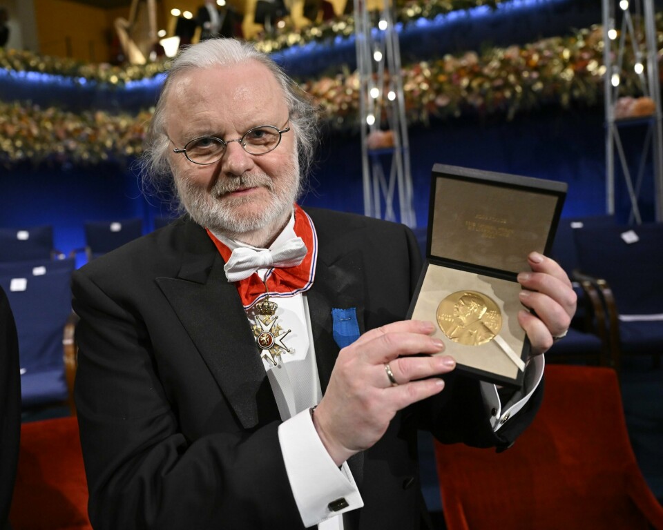 Jon Fosse vant Nobelprisen i litteratur i fjor. Nobelprisvinneren i litteratur Jon Fosse med sin nobelpris etter Nobelprisutdelingen i Konserthuset i Stockholm. Foto: Jonas Ekströmer/ TT / NTB