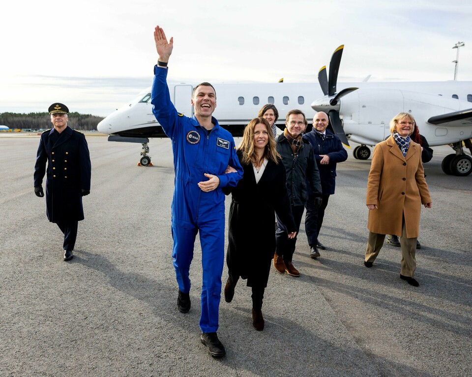 Både kona Karina Wandt, statsminister Ulf Kristersson, flyvåpensjef Jonas Wikman og flere andre tok imot Marcus Wandt da han omsider landet i hjemlandet på Bromma flyplass etter 17 dager på romstasjonen ISS. Både kona Karina Wandt, statsminister Ulf Kristersson, flyvåpensjef Jonas Wikman og flere andre tok imot Marcus Wandt da han omsider landet i hjemlandet på Bromma flyplass etter 17 dager på romstasjonen ISS. Foto: Stefan Jerrevång/TT / NTB